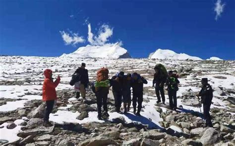 骑行游客遭雪崩被困 西藏林芝警民联合全力救援