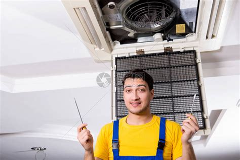 修理工修理天花板空调机组高清图片下载-正版图片505291784-摄图网