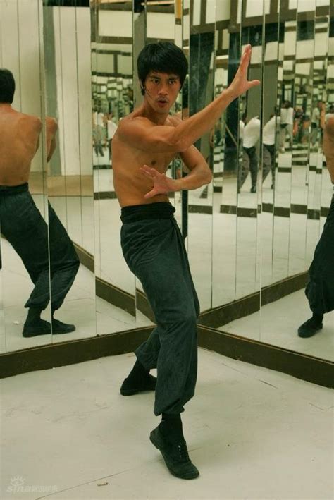 真正的中国功夫，李小龙1965年珍贵录像，他的拳速把老外吓到了