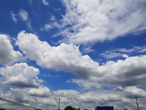 蓝的天空中白云夏天气背景不错高清图片下载-正版图片307274256-摄图网