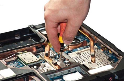 技师在现代修理车间修理一台破损的平板电脑高清图片下载-正版图片505878444-摄图网