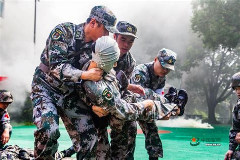 战场救护 他们是守护战士生命的底线 - 中国军网