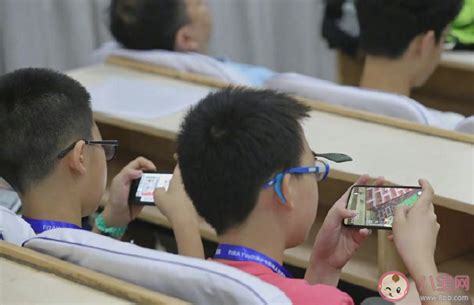 学校应该禁止学生使用手机吗 学生玩手机有何利弊 _八宝网