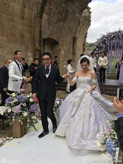 刘亦菲现身大学同学婚礼成最美伴娘，可自拍和他拍差别有点大啊 - 360娱乐，你开心就好