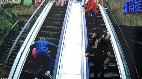老人地铁站乘坐扶梯摔倒翻滚，辅警一秒按下救命按钮_平凡之光-梨视频官网-Pear Video