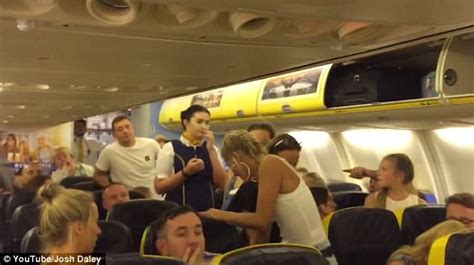 一群醉女脏话连篇大闹机舱 被警察带走乘客鼓掌欢呼_民航_资讯_航空圈