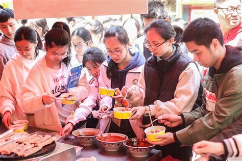【教师专访】中餐教师唐陈：寓教于乐，让学生对上课充满乐趣_重庆新东方烹饪学校