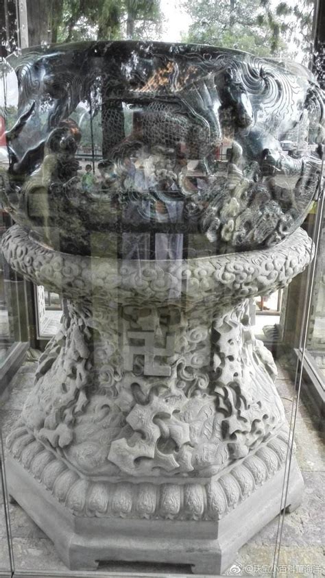 在北京北海团城承光殿前的玉瓮亭中，陈列着一件硕大的玉雕|团城|渎山大玉海|承光殿_新浪新闻