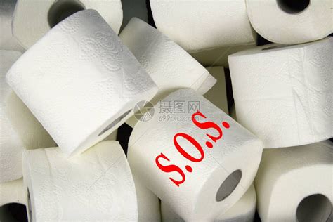 许多卷白色卫生纸日常必需品带SOS字样的卫生纸细节柔软细腻的卫生纸高清图片下载-正版图片504217139-摄图网