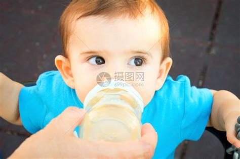 给新生婴儿喂奶瓶高清图片下载-正版图片503191019-摄图网