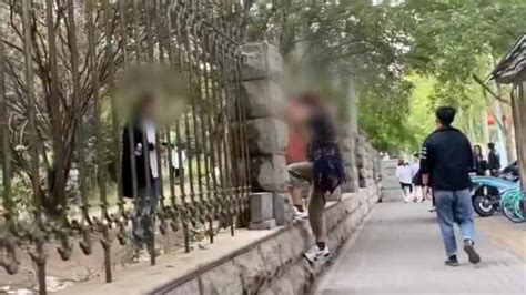 湖南一17岁大学生凌晨翻墙回校挂铁门上2小时，恐怖一幕曝光 - 中国基因网