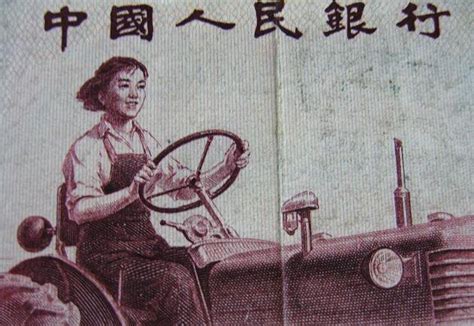 中国第一位女拖拉机手，她的形象被印在人民币上，原来人们被骗了