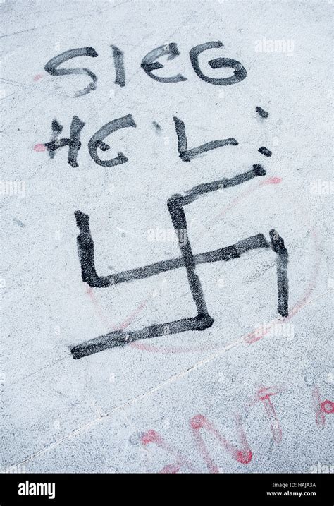 Sieg Heil graffiti y la cruz gamada Fotografía de stock - Alamy