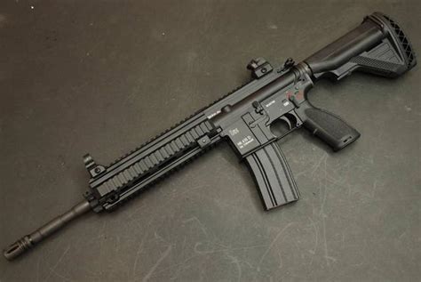 穆罕默德五世的 贴身保镖所使用的 HK416C短枪管步枪-搜狐大视野-搜狐新闻