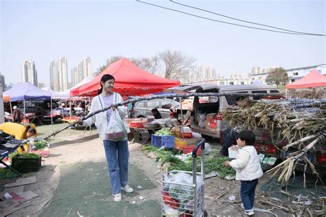 如何摆摊日入过万？ 餐饮人玩起了“市集风”据不完全统计，二月份北京有25场市集。而据完全统计，二月就4个周末。即使平均到每个周末，北京都有6 ...