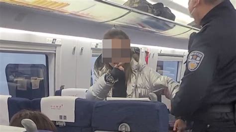 女子高铁上胡言乱语被乘警带离，“我可没打人，跳舞呢”_凤凰网视频_凤凰网