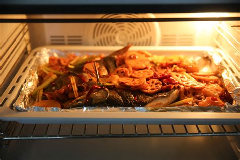 烤箱里怎么烤鱼好吃,烤箱版本烤鱼怎么做,适合新手做的烤箱美食_大山谷图库