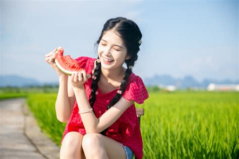 非主流女生坐着头像
