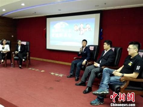 台湾新党主席郁慕明在厦门与大陆网友互动_凤凰资讯