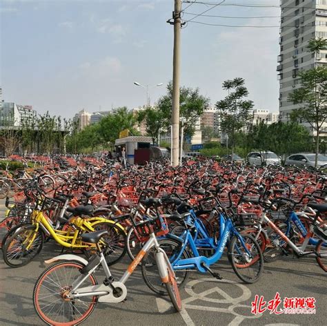 北京阜通地铁站口成共享单车停车场 便道被占行人走上行车道 | 北晚新视觉