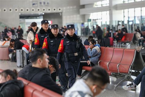 加强安全保障，上海站派出所民警守护春运出行