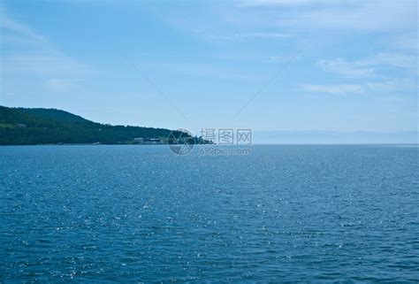 夏天山俄罗斯西伯利亚Baikal湖KhoboyOlkhon角岛附近的岩石海岸多的高清图片下载-正版图片307666105-摄图网