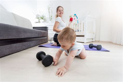 母子俩在客厅健身运动高清图片下载-正版图片304281960-摄图网