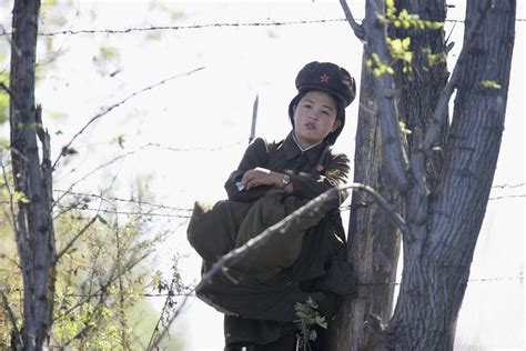 媒体揭秘中朝边境：愤怒的朝鲜士兵用石头回击西方记者（图）——人民政协网
