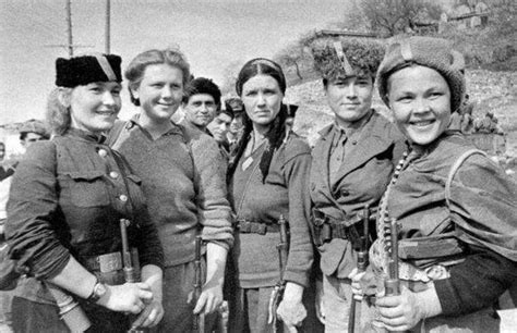 此国组建八十万女兵部队，都穿着裙子打仗，她们的下场让人怜悯|女兵|苏联|苏军_新浪新闻