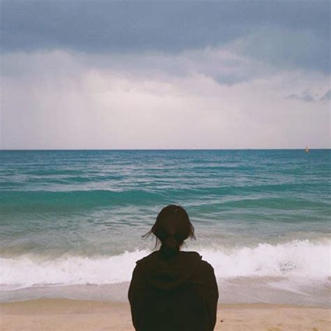 唯美一个人安静的海边背影真人，女生一个人望着大海的图片_配图网