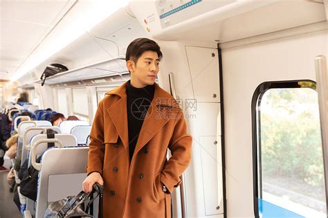 青年男性乘坐高铁返乡高清图片下载-正版图片501539260-摄图网