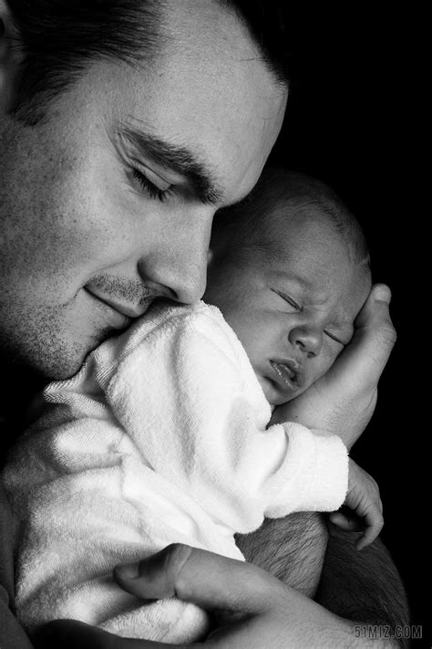 快乐的父亲坐在沙发上拥抱可爱的小孩儿子在高清图片下载-正版图片502702755-摄图网