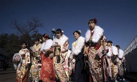 实拍日本女孩成人礼，穿五颜六色和服，这一天后可吸烟喝酒结婚