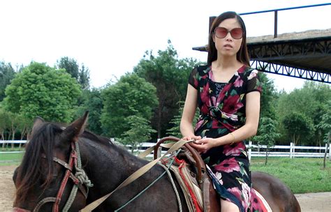 室外骑马旅游的女人高清图片下载-正版图片502158039-摄图网