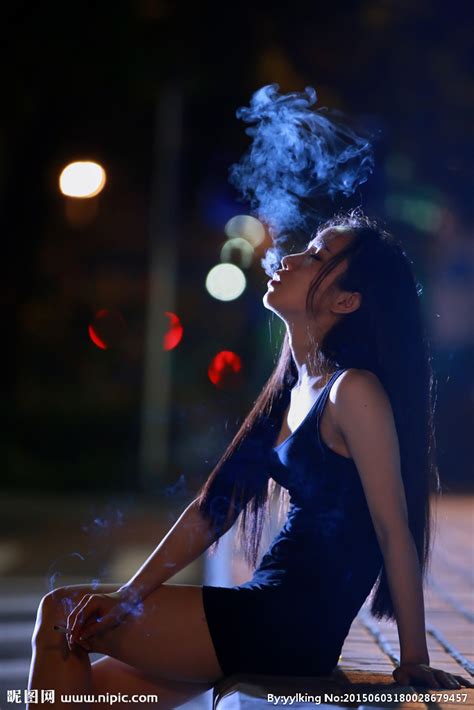 黑白头像女抽烟图片