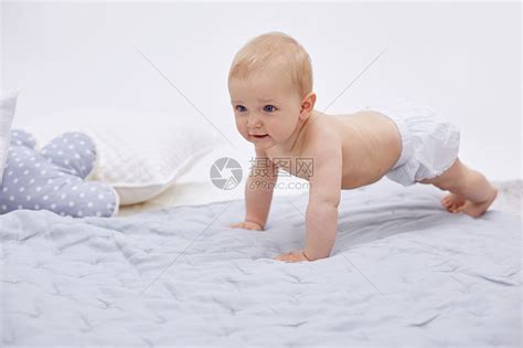 婴儿男孩的肖像，用胳膊把自己推起来高清图片下载-正版图片501455105-摄图网