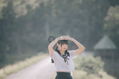 看着公园户外电影陈年风格的日本女学生装扮肖像AsianJapan高清图片下载-正版图片503275788-摄图网