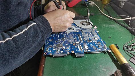 中档工人修理电子产品mov1080P视频素材下载-编号3630634-潮点视频