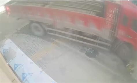 触目惊心！西安4岁男童遭货车碾压 监控记录事发瞬间