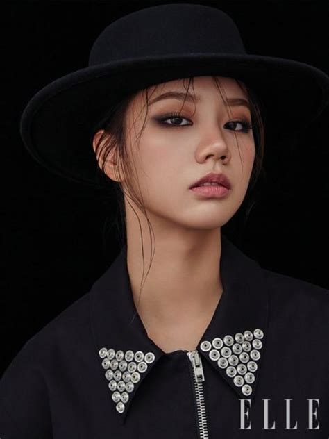 韩国 女艺人李惠利拍时装照 烟熏妆气场十足