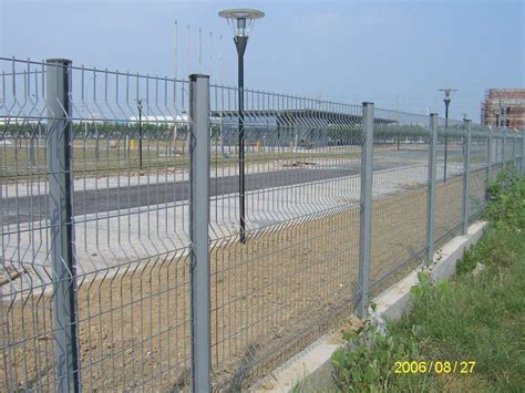 桃型柱三角折弯护栏网护栏围网隔离栅绿化铁丝网围栏 带弯铁路护-阿里巴巴