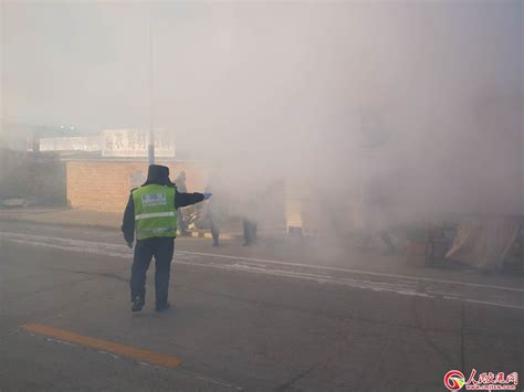 长江大桥上公交自燃爆炸 30余名乘客被疏散(图)_新闻中心_新浪网