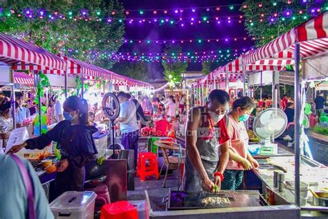 安徽亳州：假期夜市生意红火-人民图片网