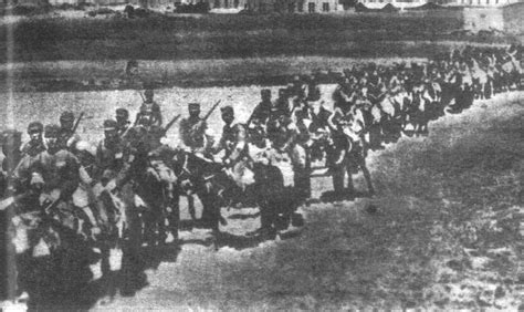 面对日军的进攻，中国第29军发出“誓与卢沟桥共存亡”的誓言。图为第29军士兵在卢沟桥上抗击日军的进攻-中国抗日战争-图片