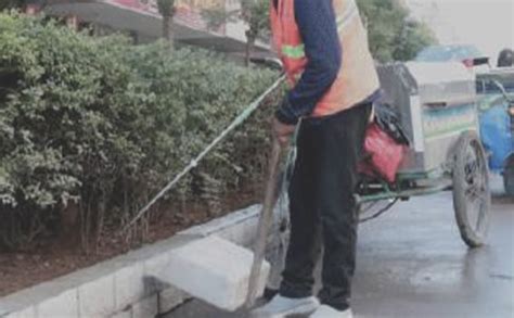 户外打扫城市街道的环卫工人高清图片下载-正版图片501665870-摄图网