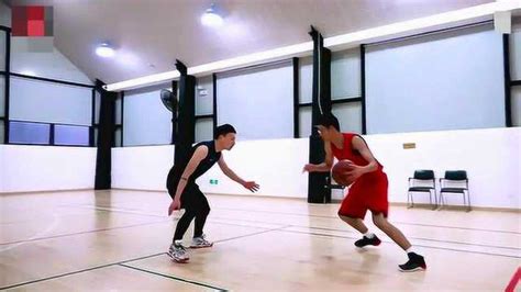 篮球教学视频：1分钟教会你双手击地传球的技巧_腾讯视频