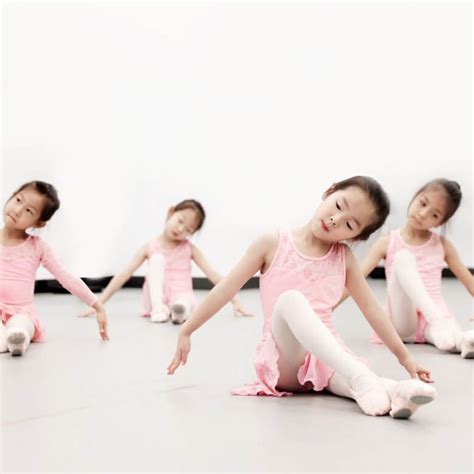 芭蕾舞者姿势组合3D模型图片下载_红动中国