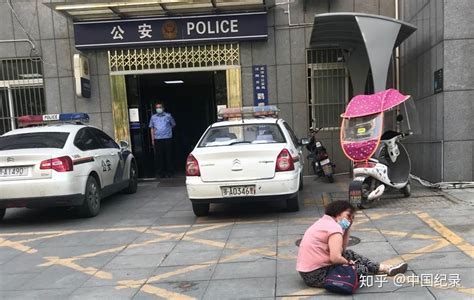 《中国纪录》直击：武汉一妇女因办证不合标准撒泼，民警劝说后才回家 - 知乎