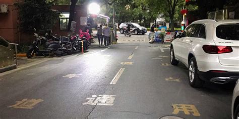 闵行水清苑小区南门消防通道长期被占用、堵塞，大门内外被堵得严严实实 - 周到上海