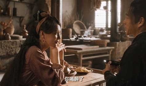 潘金莲和西门庆见面，王婆端来一桌好酒好菜，却把门从外面给锁了_腾讯视频
